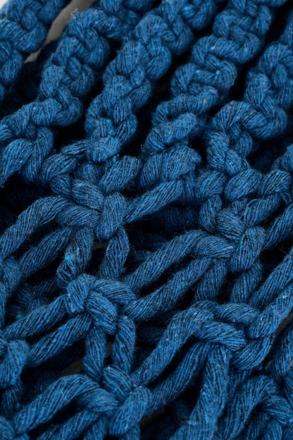 Close up of the knotted pattern.