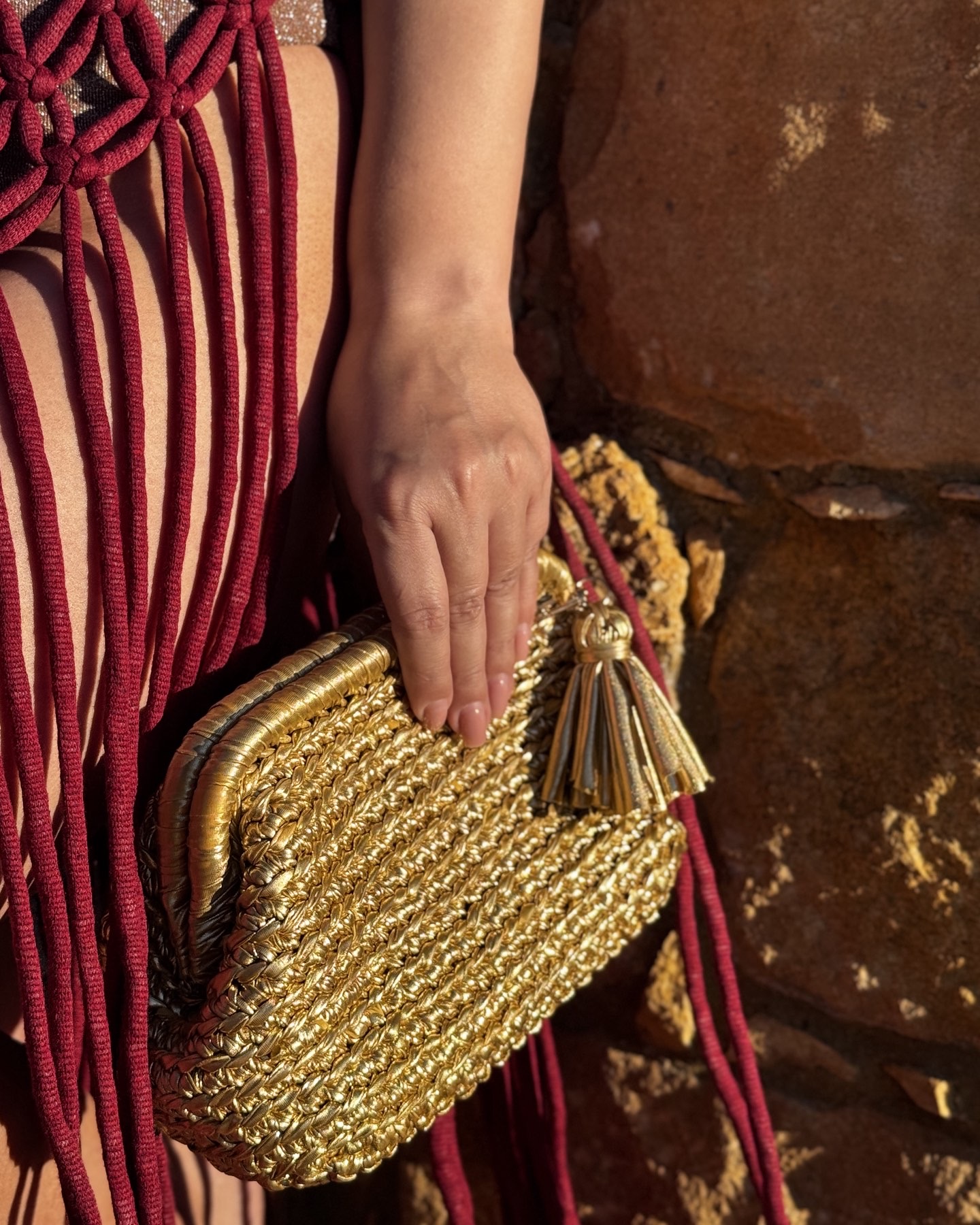 Жена с елегантен бохо стил, показваща как дрехите подчертават формата на тялото