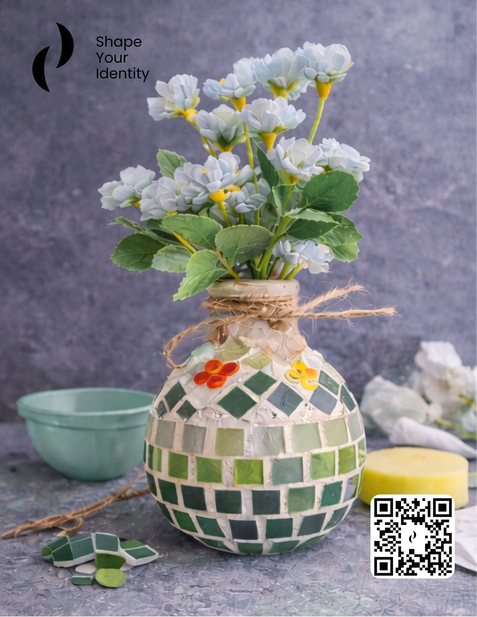 Декорация на ваза със мозайка по време на арт час в студио Shape Your Identity, Варна